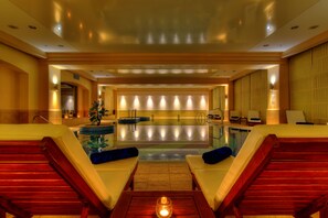Indoor pool, outdoor pool, pool umbrellas, pool loungers - Monte Casa Spa & Wellness (Petrovac)