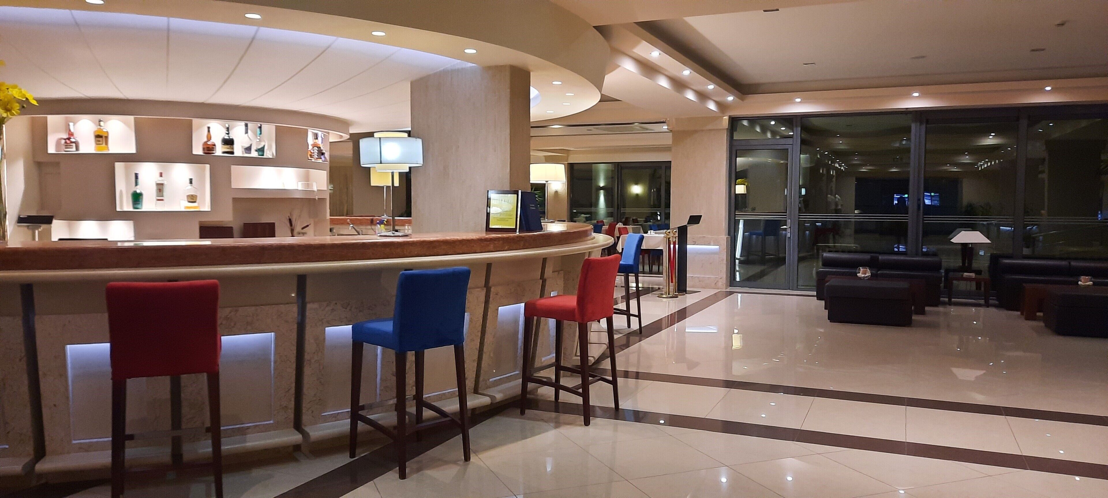 2 restaurants, breakfast served