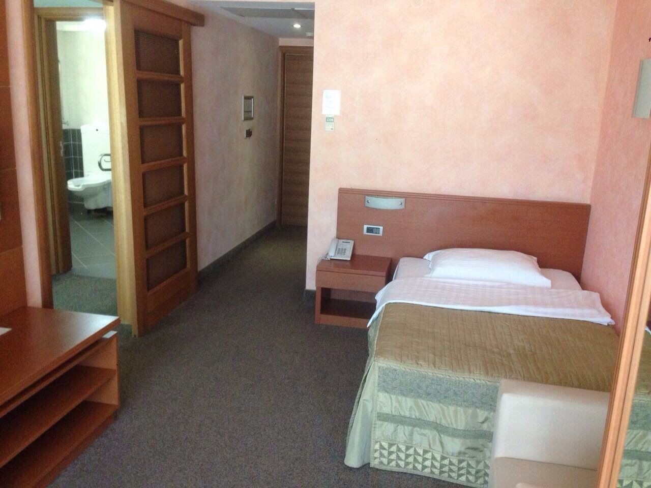Peralatan tempat tidur premium, tilam berlapik, bar mini 