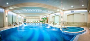 Kolam renang indoor dan kolam renang outdoor, dengan payung kolam renang