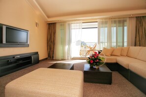 Suite, Balcony, Sea View | Living area | TV, pay movies - Monte Casa Spa & Wellness (Petrovac)