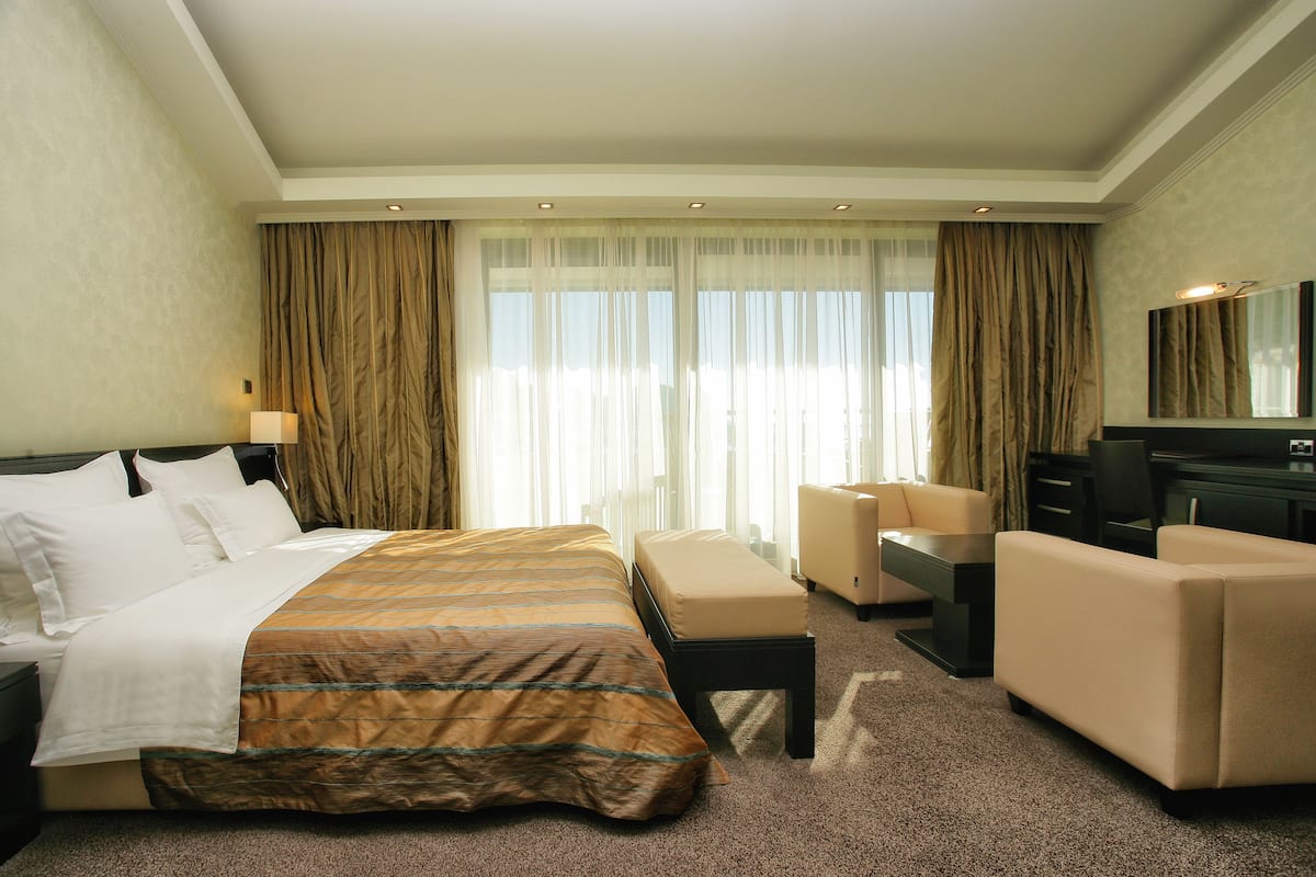 Bộ đồ giường cao cấp, nệm có lớp đệm bông, minibar