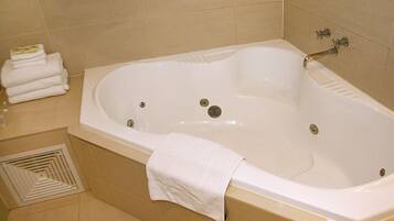 Executive Spa Suite | Bathroom | Eco-friendly toiletries, towels