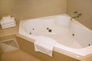 Executive Spa Suite | Bathroom | Eco-friendly toiletries, towels