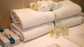 Perlengkapan kamar mandi ramah lingkungan dan handuk