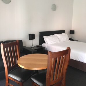 Studio Apartment | Blackout drapes, iron/ironing board, bed sheets - Footscray Motor Inn (Footscray)