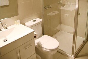 Studio Apartment | Bathroom | Eco-friendly toiletries, towels - Footscray Motor Inn (Footscray)