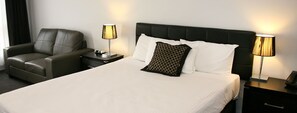 Executive Room | Blackout drapes, iron/ironing board, bed sheets - Footscray Motor Inn (Footscray)