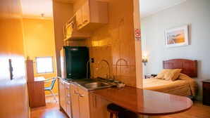 Single Room | Private kitchenette | Full-size fridge, microwave, stovetop, electric kettle - Ayelen Apart Hotel (Calama)