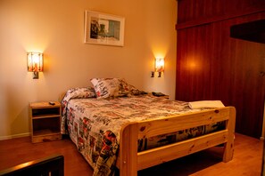 Honeymoon Double Room | Minibar, in-room safe, desk, laptop workspace