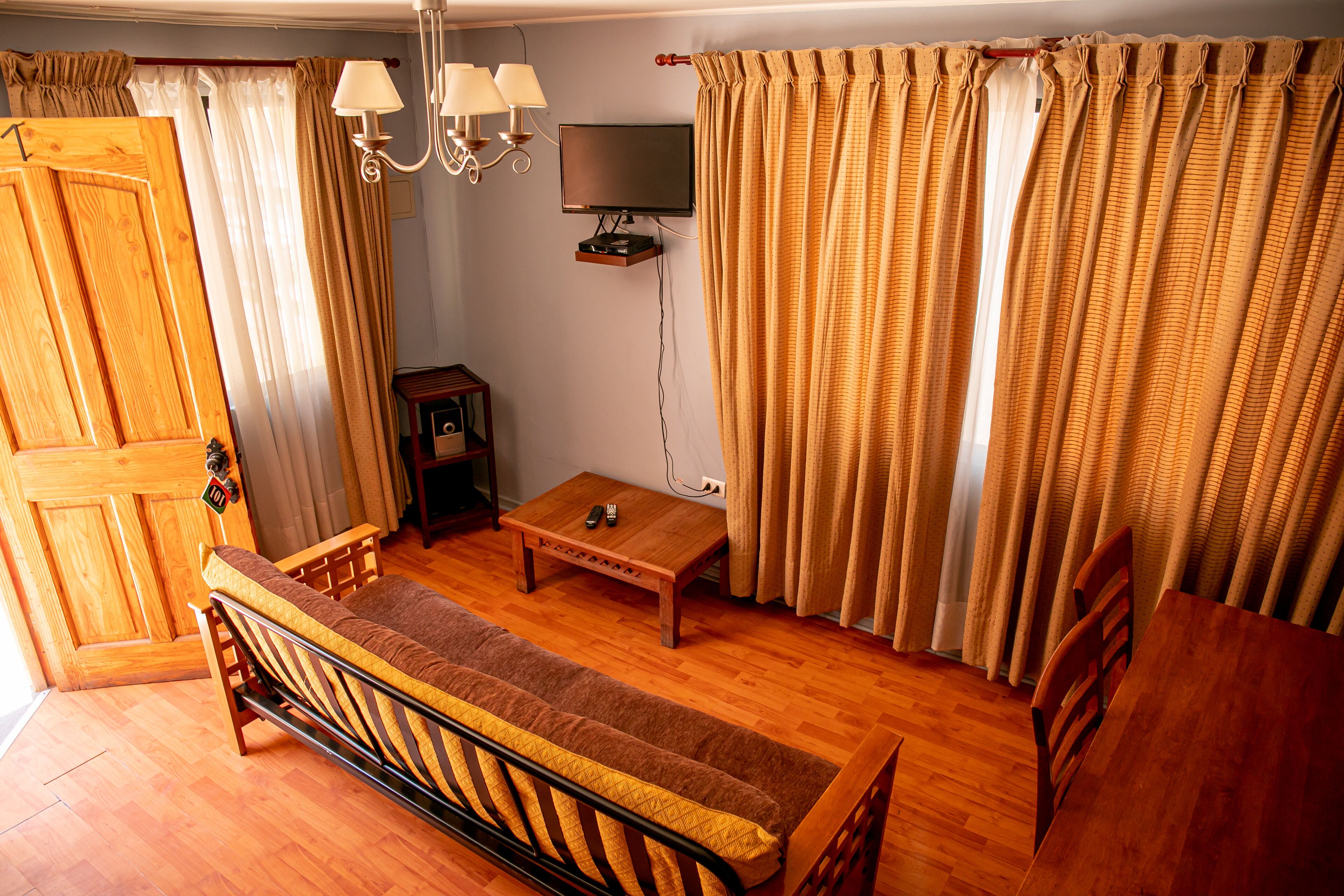 Klassiek appartement | Woonruimte | Een 26-inch lcd-televisie met kabelzenders en televisie