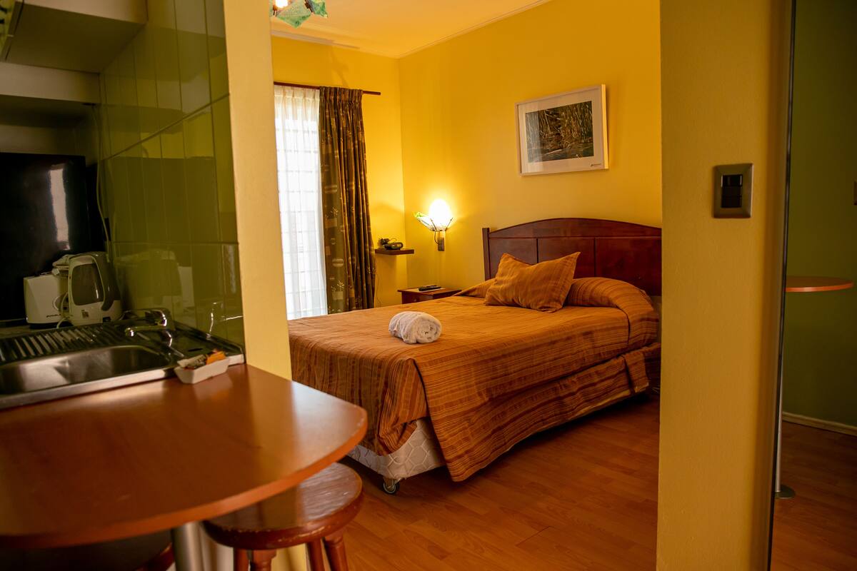 Honeymoon Double Room | Minibar, in-room safe, desk, laptop workspace