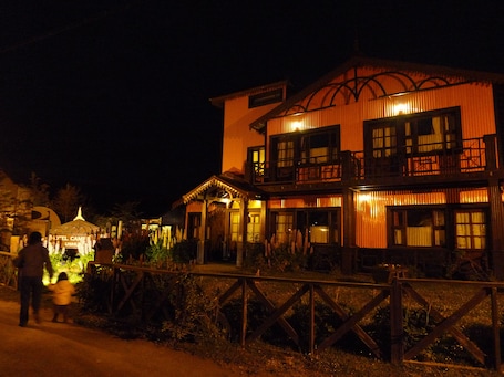 Fachada de la propiedad por la tarde o noche