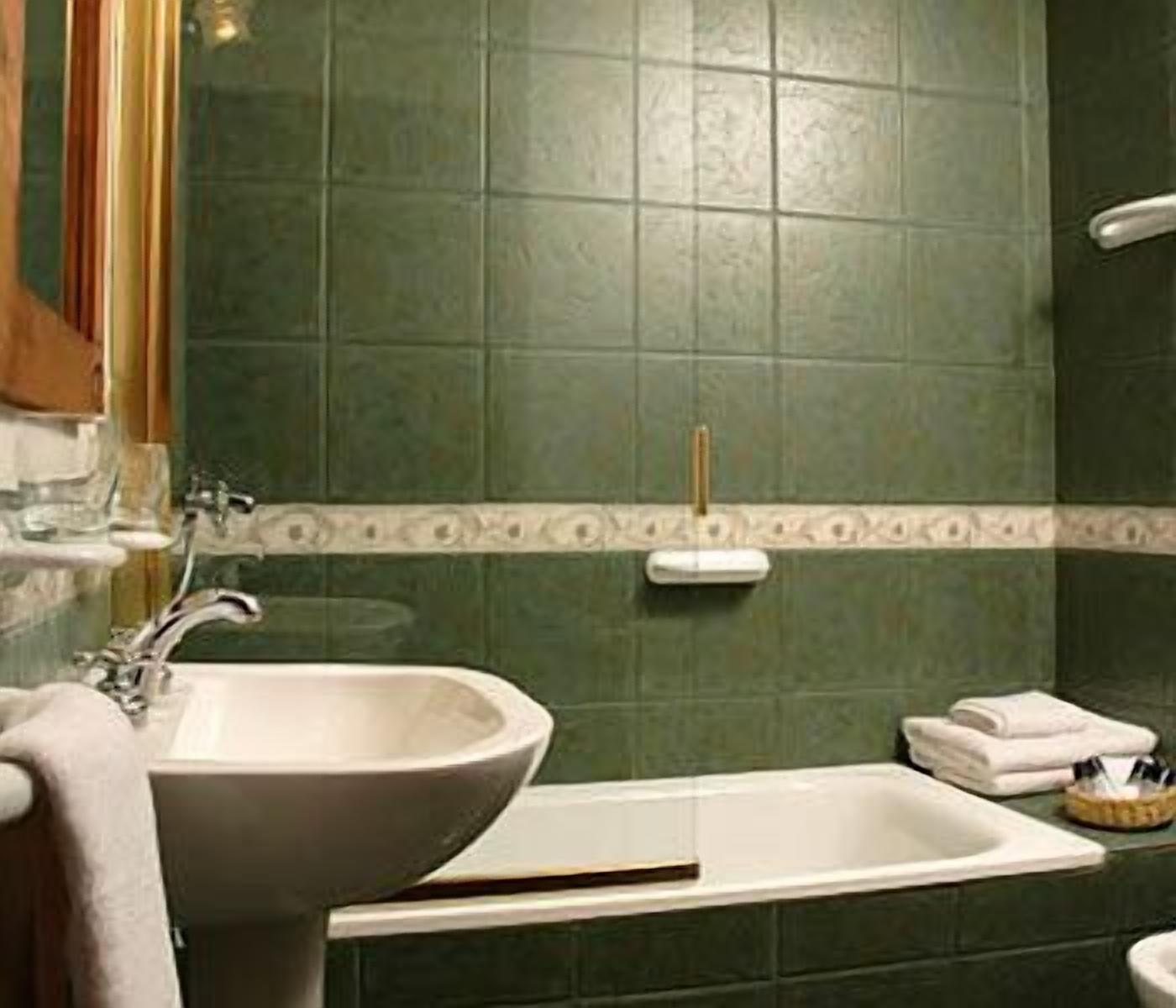 combined shower/bathtub, deep-soaking bathtub, free toiletries