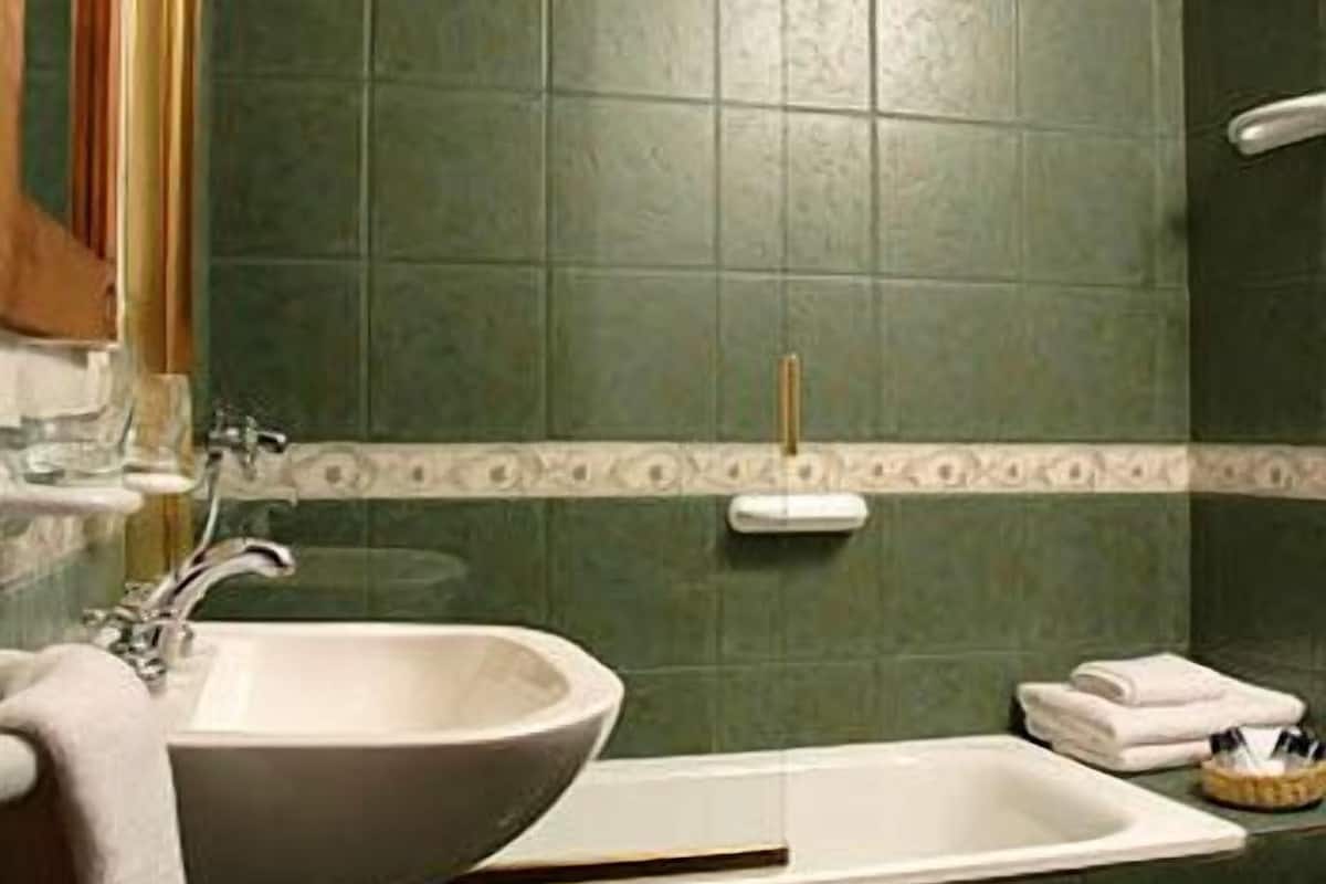 combined shower/bathtub, deep-soaking bathtub, free toiletries