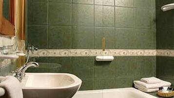 Combined shower/bathtub, deep-soaking bathtub, free toiletries