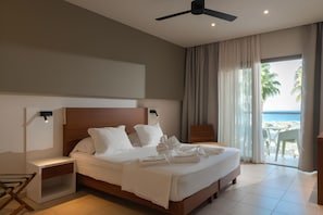 One Bedroom Villa with Private Pool and Sea View | Caja de seguridad en la habitación y decoración personalizada