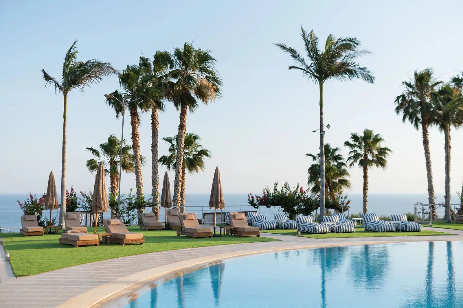 Una piscina techada, una piscina al aire libre, camas de piscina gratis