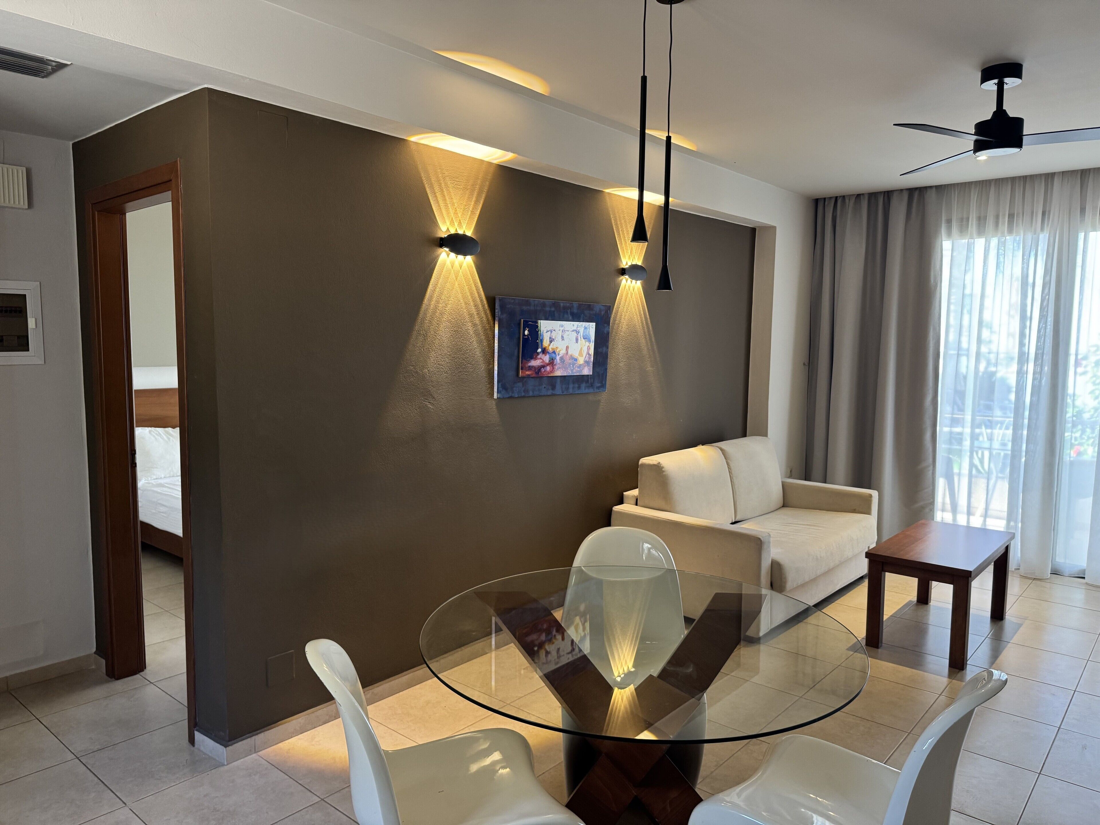 One Bedroom Villa with Pool View | 起居區 | 55-吋智慧型電視，提供衛星頻道