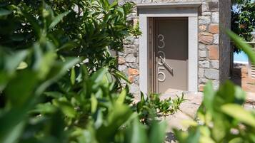 Un edificio de piedra con una puerta marcada con el número "3 5".