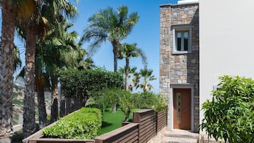 One Bedroom Villa with Private Pool and Sea View | Garden view