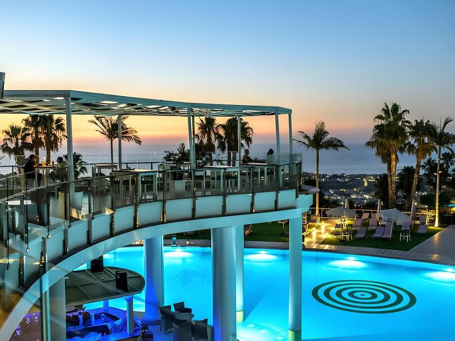 Breakfast and dinner served