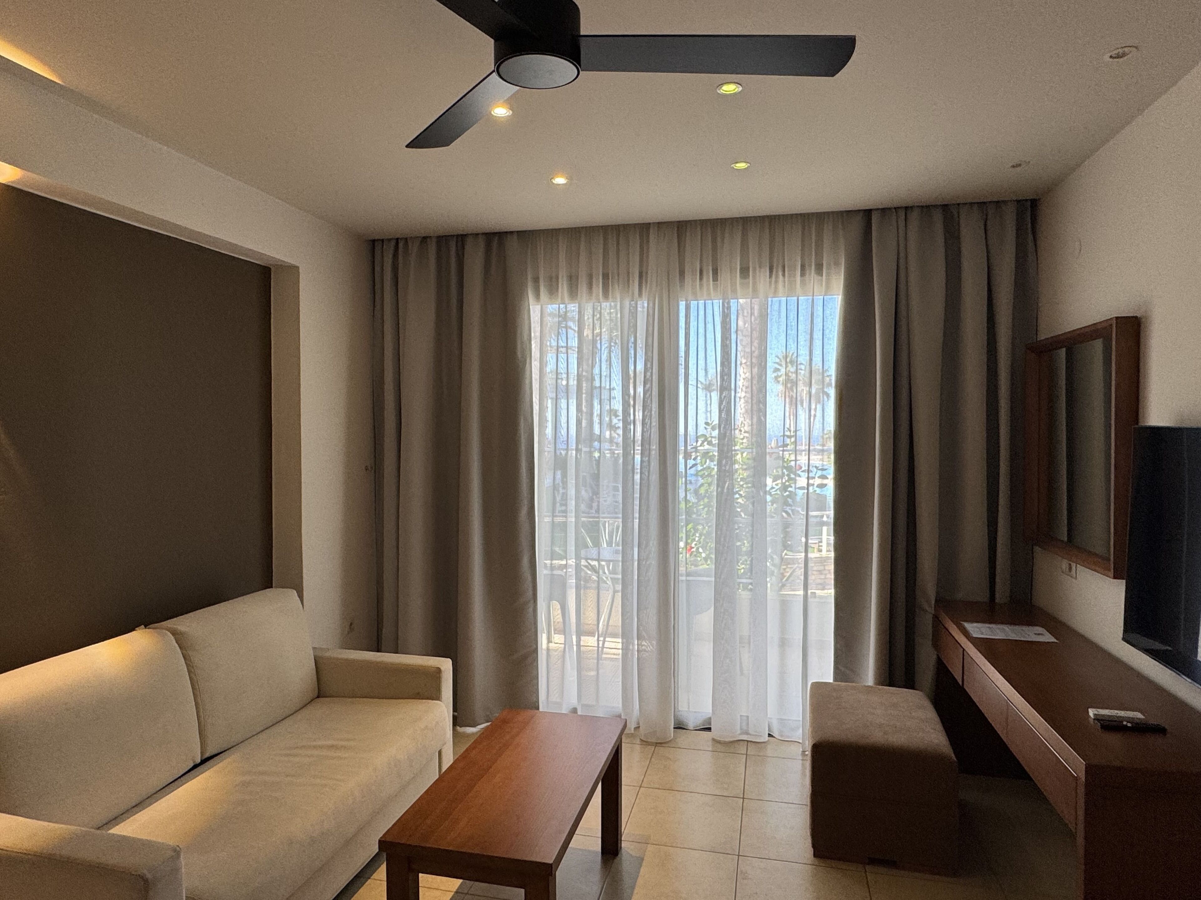 One Bedroom Villa with Pool View | 起居区 | 55-英寸智能电视（配备卫星频道）