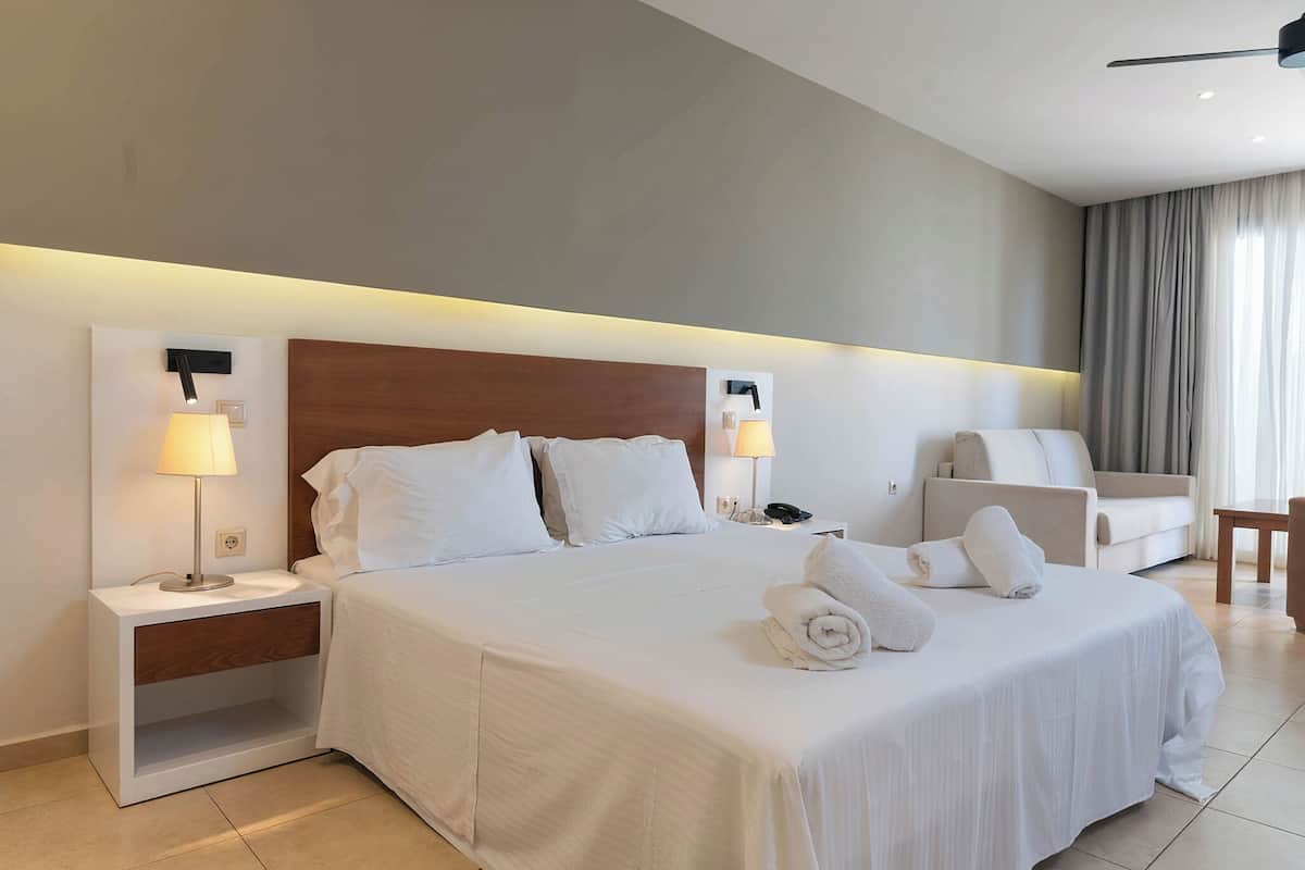 2 bedrooms, in-room safe, individually decorated, individually furnished