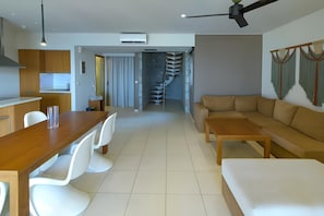 Two Bedrooms Villa with Private Pool and Sea View | Área de sala de estar | Smart TV de 55 pulgadas con canales vía satélite