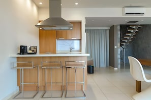 Two Bedrooms Villa with Private Pool and Sea View | Cocina privada | Refrigerador, horno, parrilla de estufa y cafetera de espresso