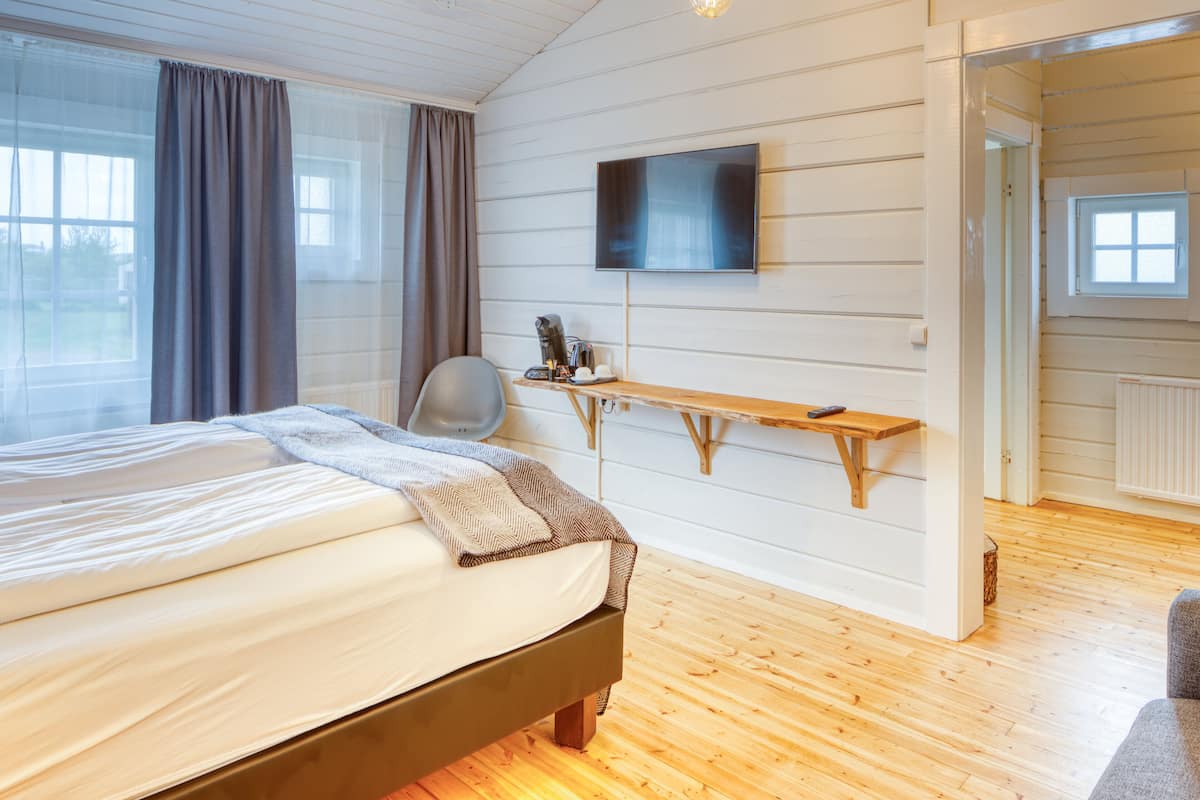 junior suite | 1 bedroom, desk, free wifi, bed sheets