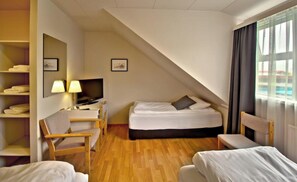 Escritorio, wifi gratis y ropa de cama