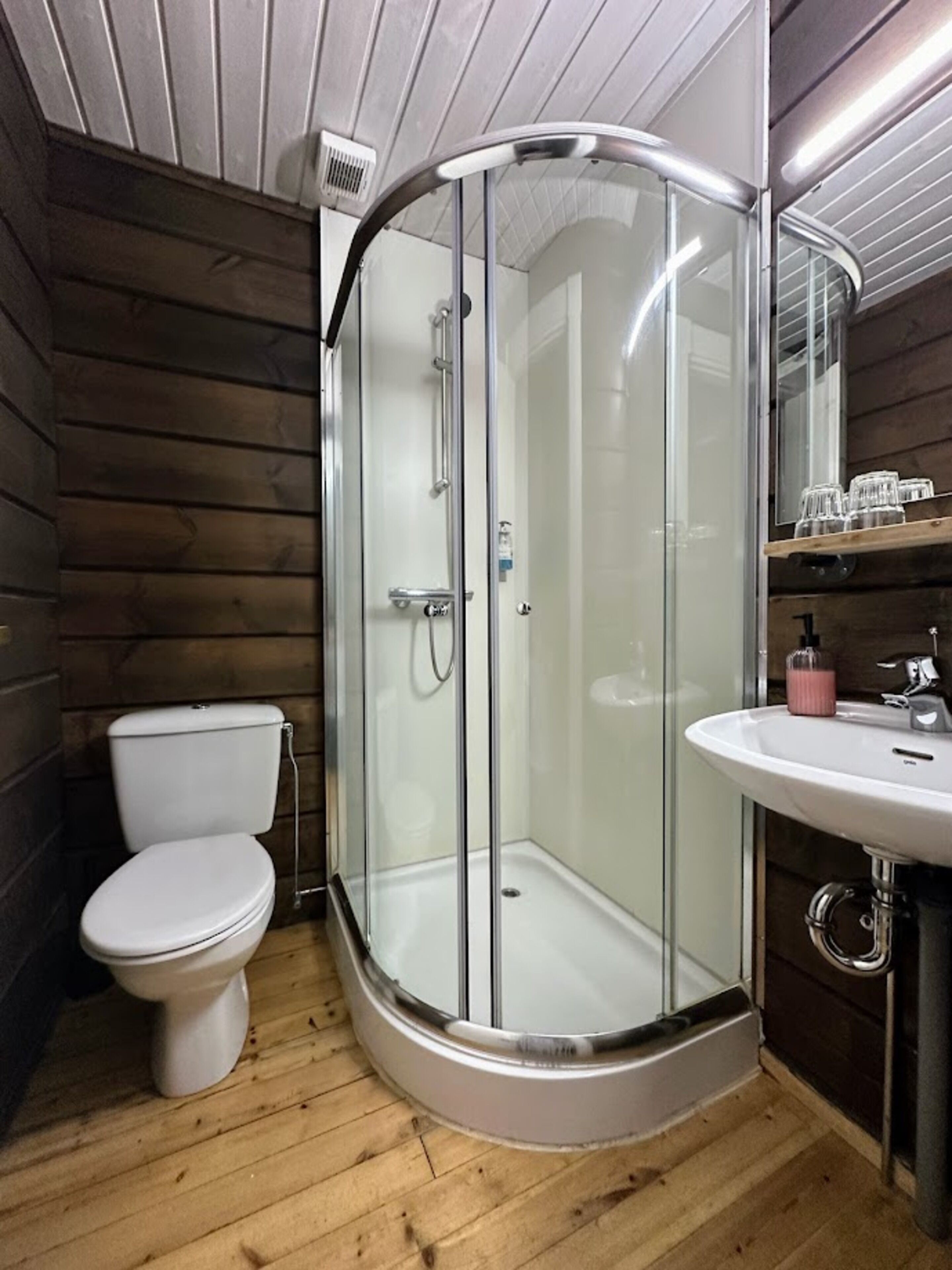 chalet | bathroom | shower, eco-friendly toiletries, hair dryer, towels