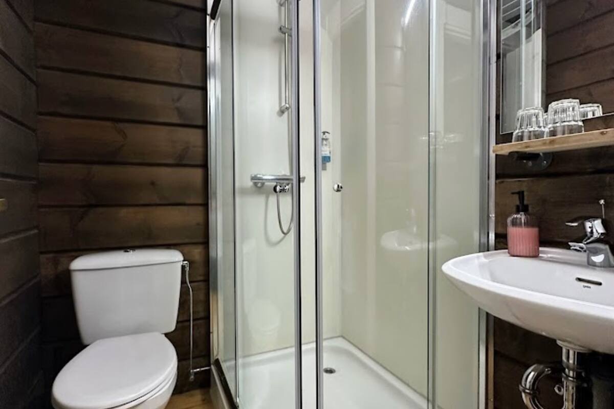 chalet | bathroom | shower, eco-friendly toiletries, hair dryer, towels