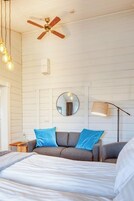 Escritorio, wifi gratis y ropa de cama 