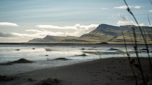 A beach with a mountain in the background. - Hotel Breiðdalsvík (Fjardabyggd)