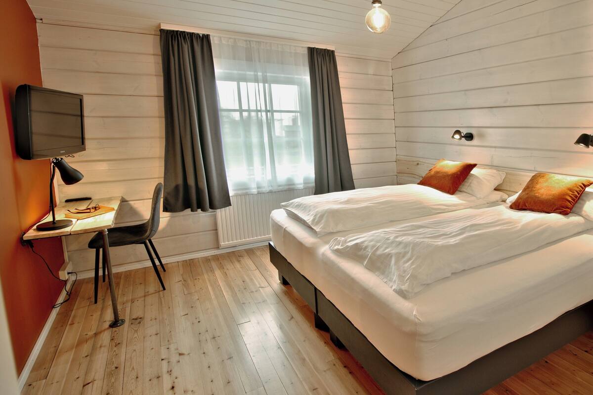 1 bedroom, desk, free wifi, bed sheets