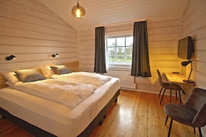Superior kamer, 1 twee- of 2 eenpersoonsbedden | 1 slaapkamer, een bureau, gratis wifi, beddengoed
