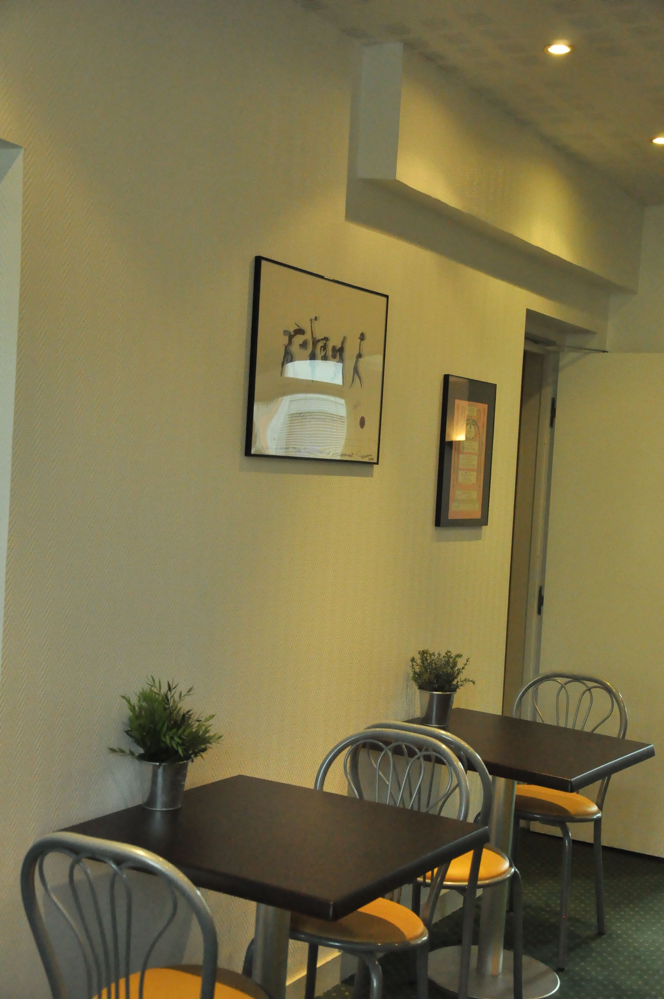 Petit déjeuner buffet servi en semaine (8.00 EUR par personne)