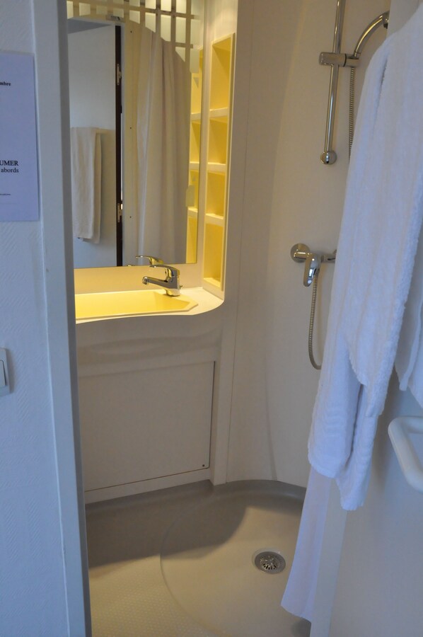 Comfort tweepersoonskamer | Badkamer | Een haardroger