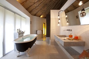 Suite Deluxe | Baño | Artículos de higiene personal gratuitos, secador de pelo y toallas