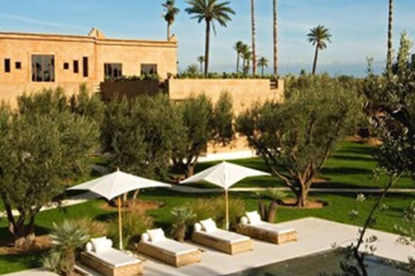 Piscine extérieure, parasols de plage, chaises longues