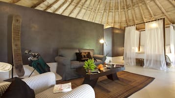 Deluxe Suite | 1 bedroom, premium bedding, minibar, in-room safe