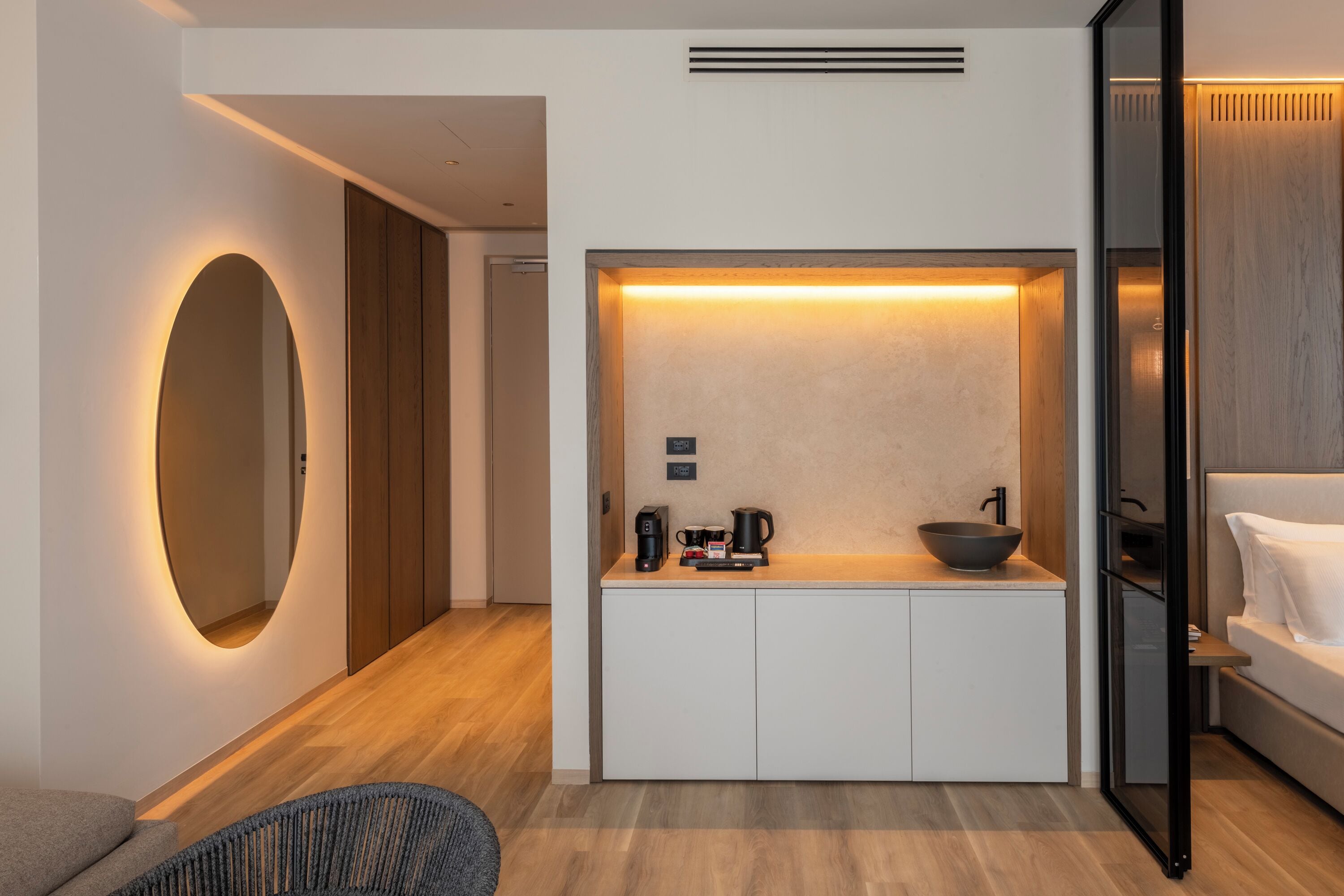 suite, hot tub | living area | led tv