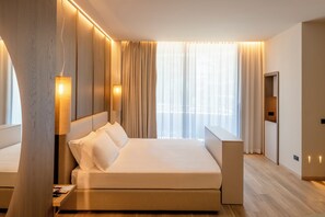 Executive Studio Suite, Hot Tub | Premium bedding, minibar, in-room safe, desk