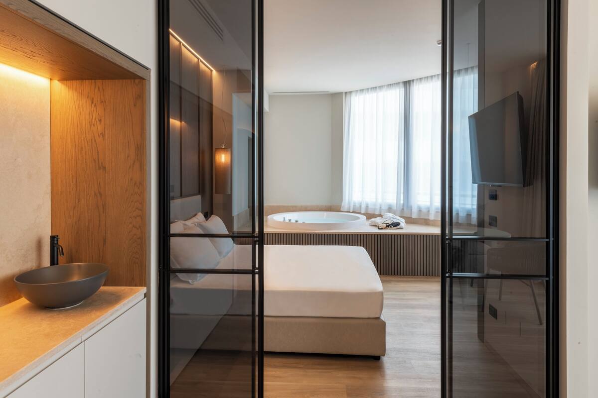 suite, hot tub | 1 bedroom, premium bedding, minibar, in-room safe