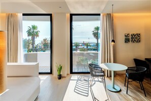 Deluxe Suite, Hot Tub | Premium bedding, minibar, in-room safe, desk