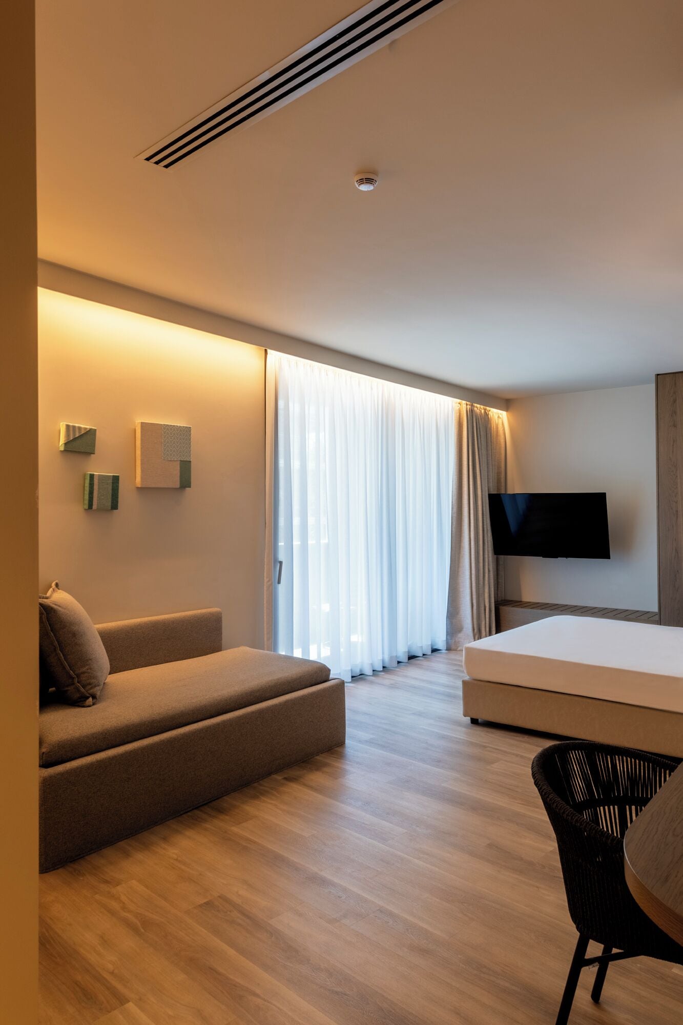 executive studio suite, hot tub | 1 bedroom, premium bedding, minibar, in-room safe