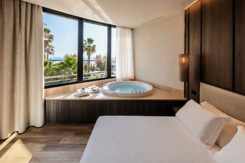 Suite Deluxe, bain à remous | Literie de qualité supérieure, minibar, coffres-forts dans les chambres