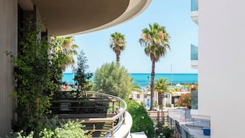 Executive Studio Suite, Hot Tub | Balcony view